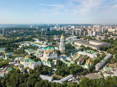 Hava aracı görüntüsü. Kiev-Pechersk Lavra Manastırı. Açık güneşli yaz günü.
