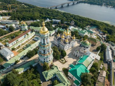 Hava aracı görüntüsü. Kiev-Pechersk Lavra Manastırı. Açık güneşli yaz günü.