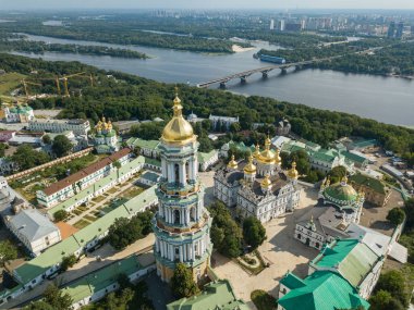 Hava aracı görüntüsü. Kiev-Pechersk Lavra Manastırı. Açık güneşli yaz günü.