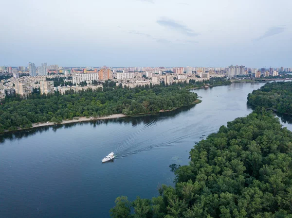 Aerila Drönare Utsikt Båten Seglar Längs Floden Dnepr Kiev Kvällstid — Stockfoto