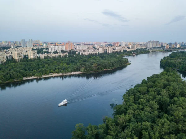 Aerila Drone Zicht Boot Vaart Langs Rivier Dnjepr Kiev Goedenavond — Stockfoto