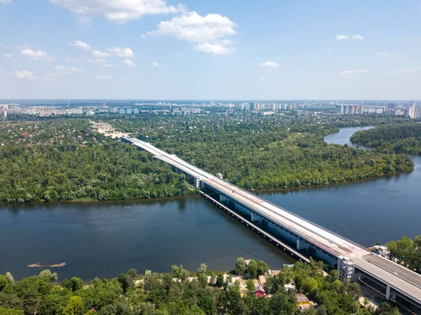Kiev 'de Dinyeper nehri üzerinde bir köprü inşa ediliyor. Hava aracı görünümü.