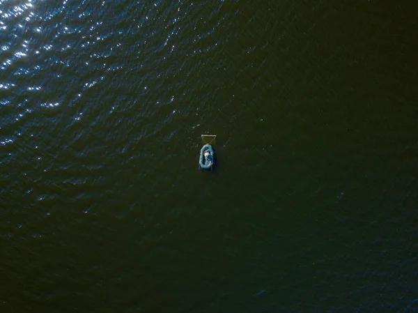 空飛ぶドローンのトップビュー 水上の漁船 — ストック写真