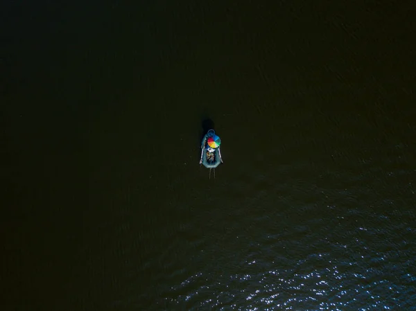 空飛ぶドローンのトップビュー 水上の漁船 — ストック写真