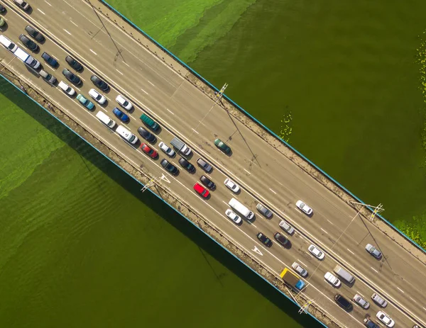 Samochody Poruszają Się Wzdłuż Mostu Północnego Nad Dnieprem Kijowie Letni — Zdjęcie stockowe