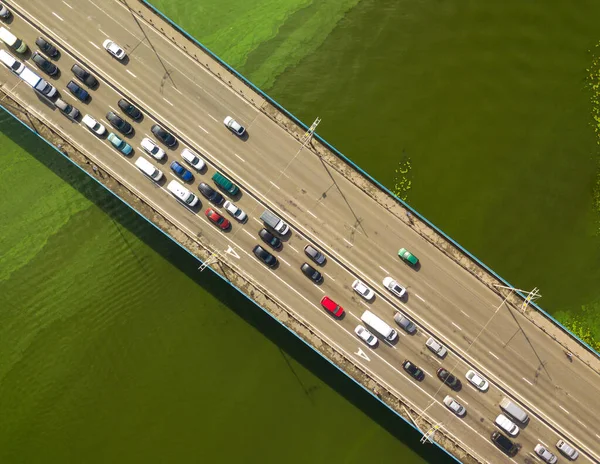 Auto Rijden Langs Noordbrug Dnjepr Kiev Zomer Zonnige Dag Groene — Stockfoto