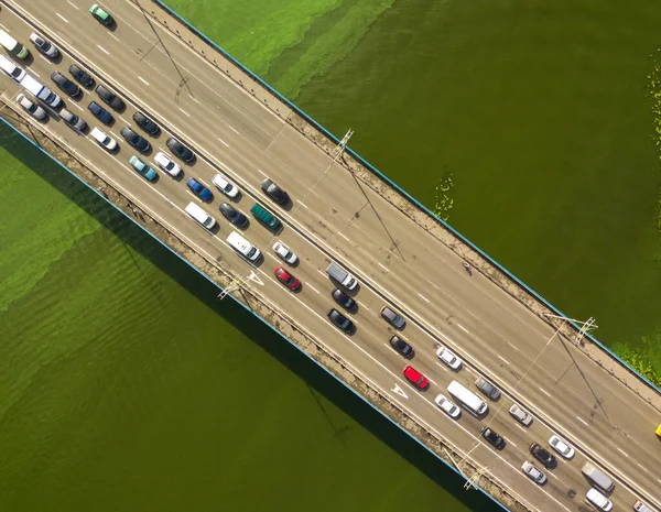 汽车沿着基辅第聂伯河上的北桥行驶 夏日阳光明媚 绿藻在水里盛开 — 图库照片