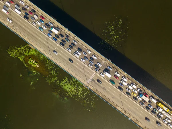 Luchtdrone Zicht Auto Rijden Langs Noordbrug Dnjepr Kiev Zomer Zonnige — Stockfoto