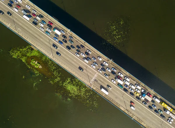 Vista Aérea Drones Carros Viajam Longo Ponte Norte Sobre Rio — Fotografia de Stock