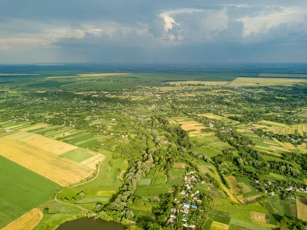 Hava aracı görüntüsü. Ukrayna 'da bir köyün yakınındaki tarım arazileri.