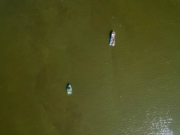 Vista Aérea Drones Dois Barcos Pesca Entre Rio — Fotografia de Stock