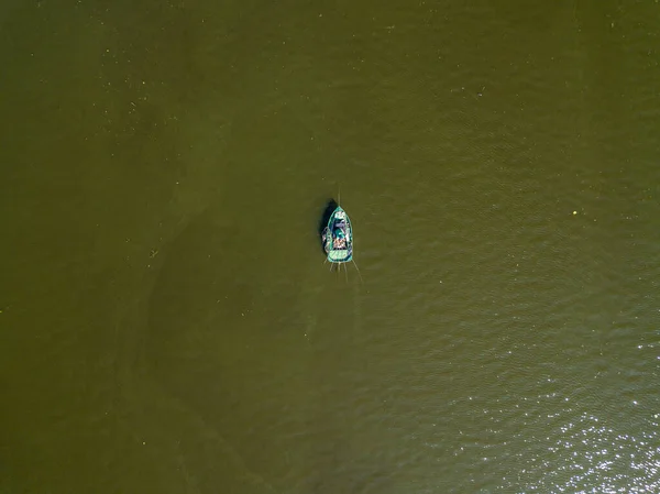 Barco Pesca Sozinho Entre Rio Vista Aérea Drones — Fotografia de Stock