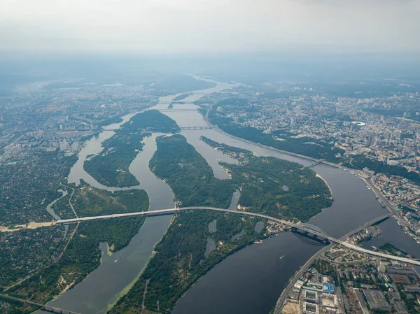 Dinyeper Nehri 'nin ve Kiev şehrinin yukarıdan görünüşü. Yaz güneşli bir gün.