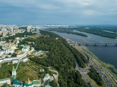 Hava aracı görüntüsü. Kiev 'in sağ yakasının manzarası. Açık güneşli gün.