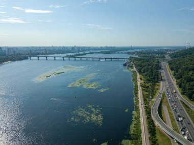 Hava aracı görüntüsü. Kiev 'in sağ yakasının manzarası. Açık güneşli gün.