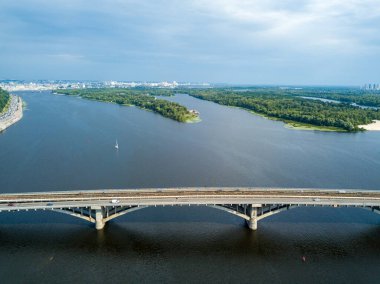 Hava aracı görüntüsü. Kiev metro köprüsü.