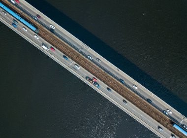 Hava aracı üst görüntüsü. Kiev metro trenleri Dinyeper Nehri üzerindeki köprüden geçer. Açık güneşli yaz günü.
