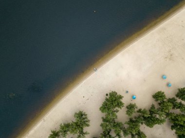 Hava aracı görüntüsü. Kiev 'deki Dinyeper Nehri' nde boş kumlu bir sahil..