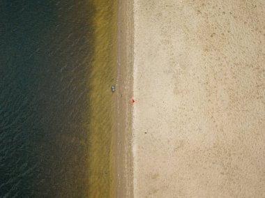 Hava aracı görüntüsü. Kiev 'deki Dinyeper Nehri' nin boş kumlu sahilinde bir tekne..