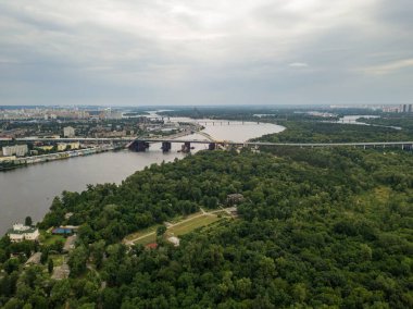 Kiev 'de Dinyeper nehri üzerinde bir köprü inşa ediliyor. Hava aracı görünümü.