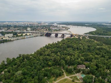 Kiev 'de Dinyeper nehri üzerinde bir köprü inşa ediliyor. Hava aracı görünümü.