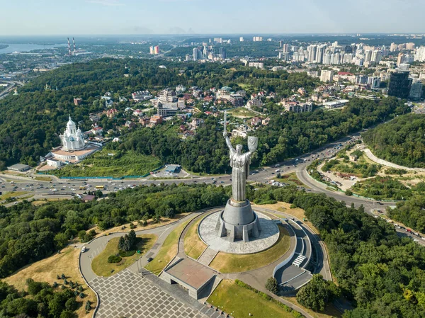 Hava aracı görüntüsü. Kyiv 'deki Anavatan Anıtı Manzarası