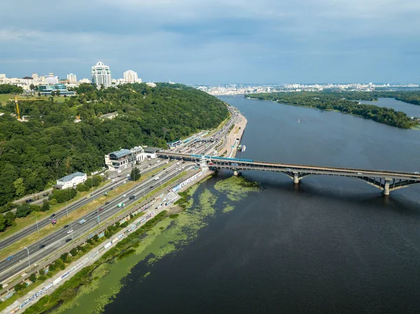 Les Trains Métro Kiev Passent Sur Pont Qui Enjambe Dniepr — Photo