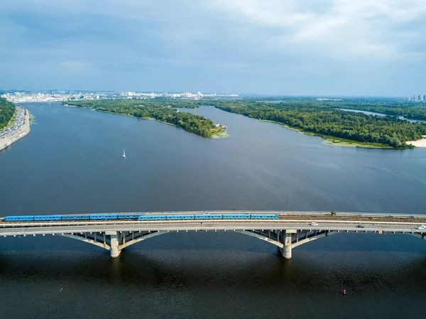 Поезда Киевского Метрополитена Идут Мосту Через Днепр Светлый Солнечный Летний — стоковое фото