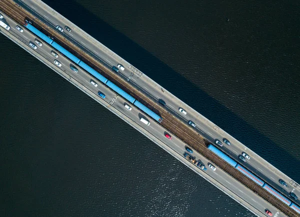 空中无人侦察机俯瞰 基辅地铁穿过第聂伯河的桥 晴朗的夏日 — 图库照片