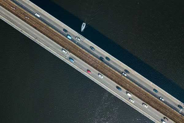 Barco Navega Sob Ponte Metrô Kiev Dia Verão Claro Ensolarado — Fotografia de Stock