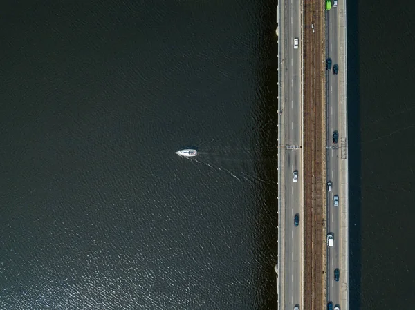 Boot Vaart Onder Metrobrug Door Kiev Heldere Zonnige Zomerdag Luchtdrone — Stockfoto