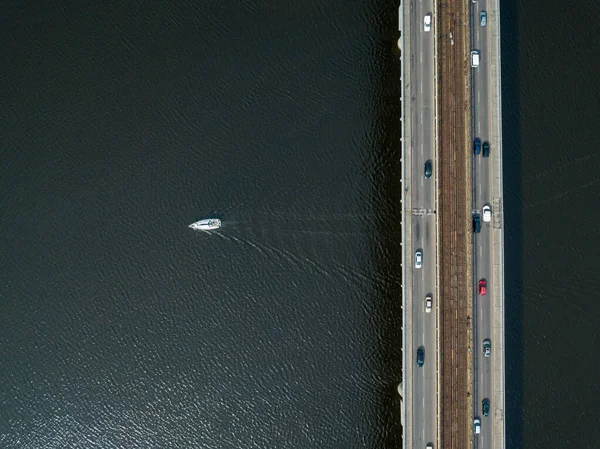 Das Boot Fährt Unter Der Bahn Brücke Kiew Klarer Sonniger — Stockfoto
