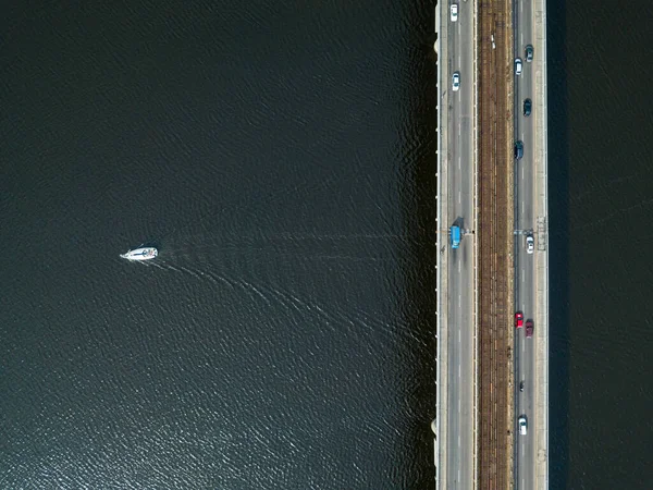 Лодка Плывет Мостом Метро Киеве Светлый Солнечный Летний День Воздушный — стоковое фото