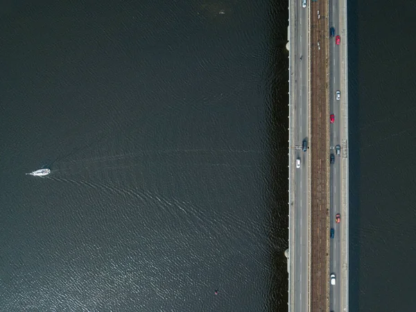 这艘船在基辅的地铁桥下航行 晴朗的夏日 空中无人驾驶飞机视图 — 图库照片