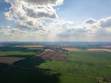 Ukrayna 'daki tarım arazilerinin üzerine yağmur bulutları, hava manzarası.