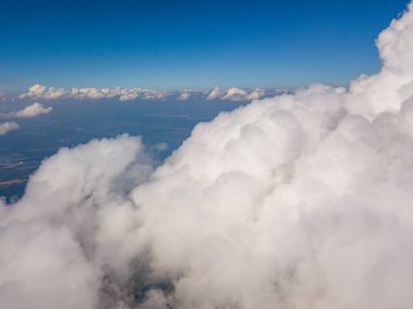 Beyaz kıvrımlı bulutlarda yüksek uçuş.