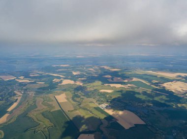 Ukrayna 'daki tarım arazilerinin üzerine yağmur bulutları, hava manzarası.