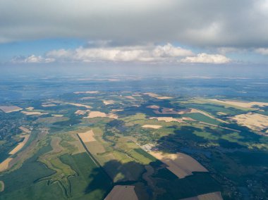 Ukrayna 'daki tarım arazilerinin üzerine yağmur bulutları, hava manzarası.