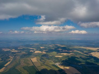 Ukrayna 'daki tarım arazilerinin üzerine yağmur bulutları, hava manzarası.