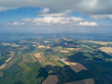 Ukrayna 'daki tarım arazilerinin üzerine yağmur bulutları, hava manzarası.