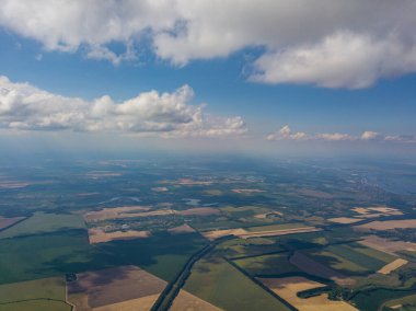 Ukrayna 'daki tarım arazilerinin üzerine yağmur bulutları, hava manzarası.