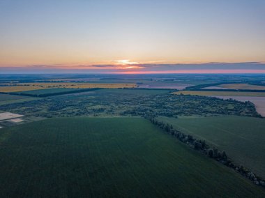 Ukrayna 'nın tarım arazilerinin üzerinde gün batımı. Hava aracı görünümü.