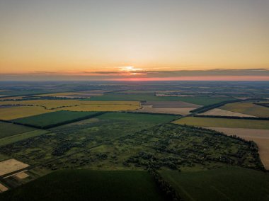 Ukrayna 'nın tarım arazilerinin üzerinde gün batımı. Hava aracı görünümü.