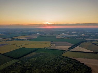 Ukrayna 'nın tarım arazilerinin üzerinde gün batımı. Hava aracı görünümü.