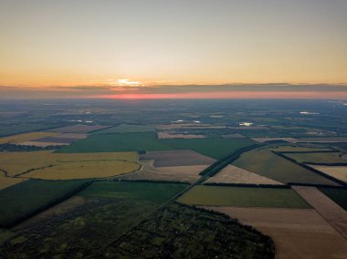 Ukrayna 'nın tarım arazilerinin üzerinde gün batımı. Hava aracı görünümü.