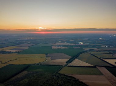 Ukrayna 'nın tarım arazilerinin üzerinde gün batımı. Hava aracı görünümü.
