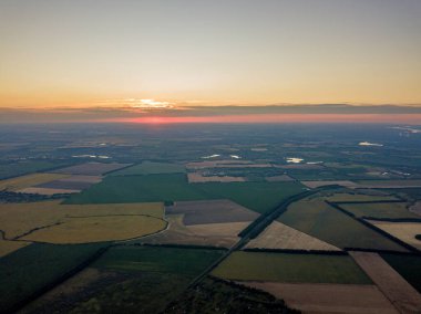 Ukrayna 'nın tarım arazilerinin üzerinde gün batımı. Hava aracı görünümü.