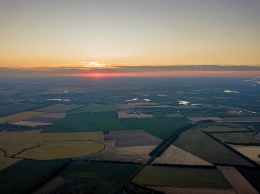 Ukrayna 'nın tarım arazilerinin üzerinde gün batımı. Hava aracı görünümü.