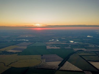 Ukrayna 'nın tarım arazilerinin üzerinde gün batımı. Hava aracı görünümü.