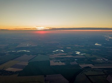 Ukrayna 'nın tarım arazilerinin üzerinde gün batımı. Hava aracı görünümü.